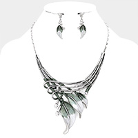 Rhythmical ombre feather necklace