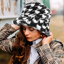 Houndstooth Patterned Faux Fur Bucket Hat
