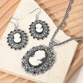 Vintage Cameo Pendant Necklace