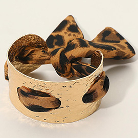 SECRET BOX_Leopard Print Fabric Scarf Hammered Stainless Steel Cuff Bracelet