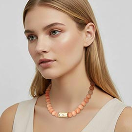 Hammered Metal Bar Accent Chunky Marbled Ball Beaded Necklace