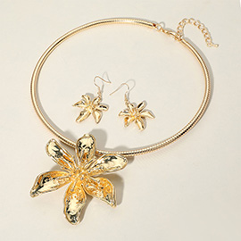 Metal Flower Pendant Accented Necklace